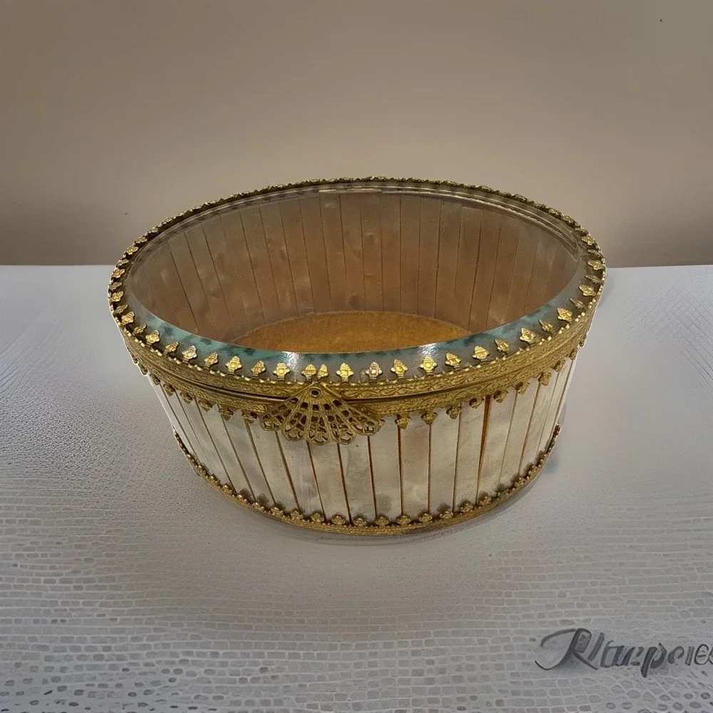 Antique (approx 1920-40) Mother Of Pearl Oval Jewelry‎ Box